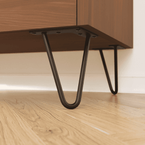 Schwarze HEVVA NEAPEL Hairpin Möbelfüße, 20 cm hoch, an Holzmöbel montiert auf hellem Holzboden.