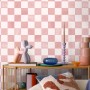 ESTAhome Tapete mit rosa-weißem Karomuster an einer Wand. Dekorative Vliestapete für stilvolle Räume.
