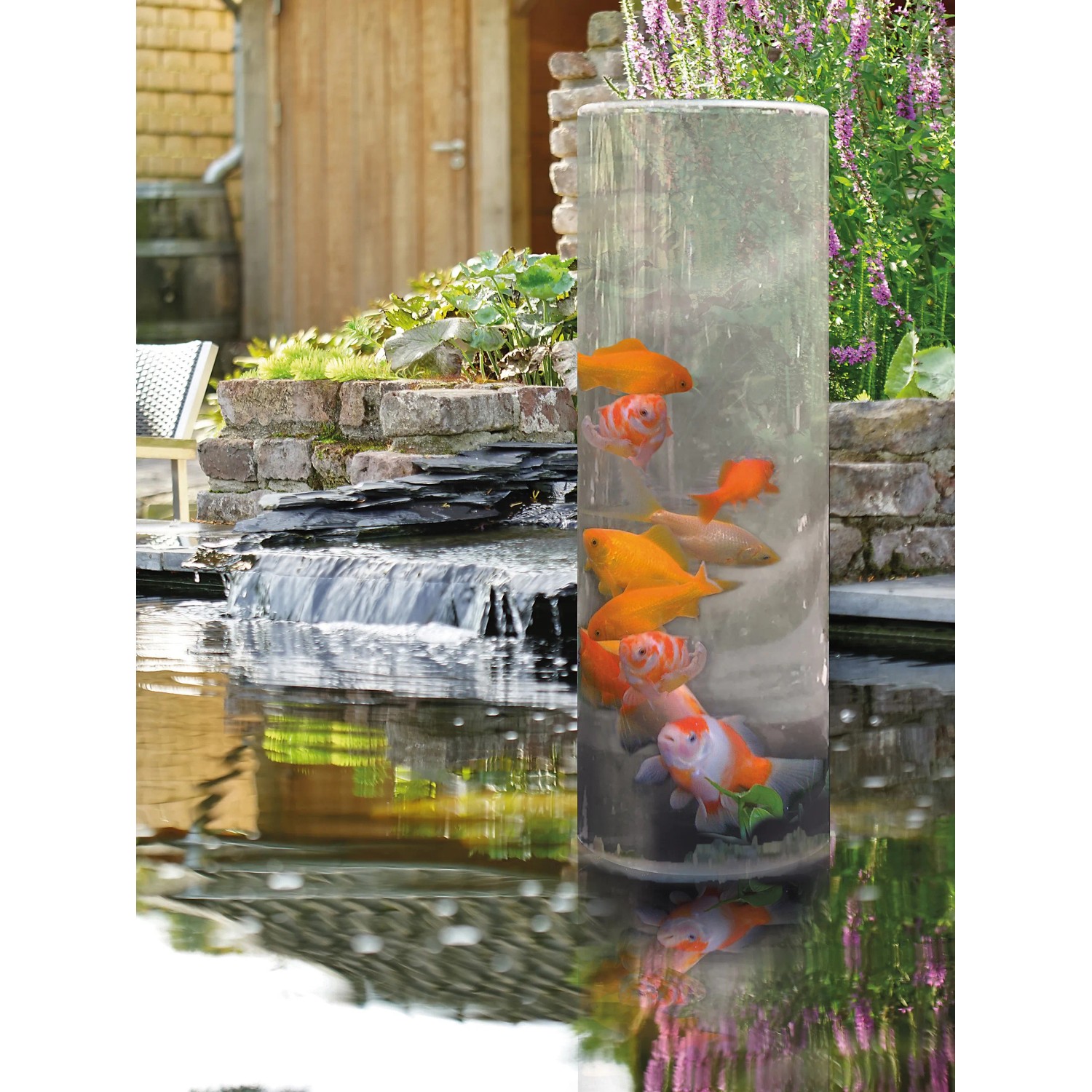 Acqua Arte Fischsäule im Teich mit Goldfischen. Teichdekoration mit Fischen in Säule.