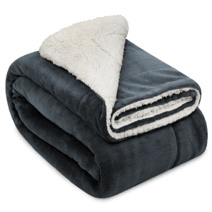 Beautissu Alina Decke 150x200cm in Anthrazit/Weiß mit weicher Lammfelloptik.