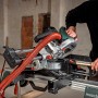 Metabo KGS 254 M Kapp- und Zugsäge mit Absaugung und zwei Sägeblättern im Einsatz.