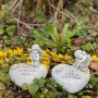 Flower Power Grabdeko: Engel auf Herz, 2-fach sortiert. Grabschmuck aus Kunststein für den Außenbereich.