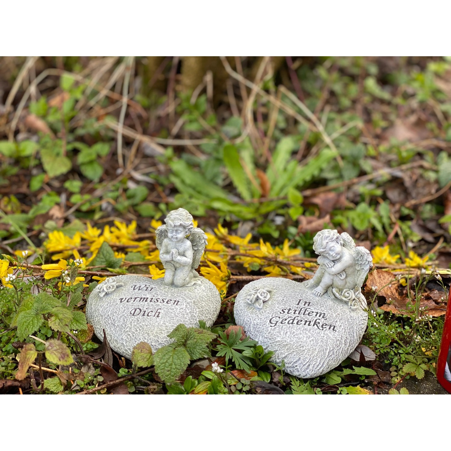 Flower Power Grabdeko: Engel auf Herz, 2-fach sortiert. Grabschmuck aus Kunststein für den Außenbereich.