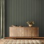 Grüne Marburg Vliestapete GZSZ Streifen mit Paneel-Design im Wohnraum.
