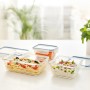 Rotho Clic & Lock Glasdose, 0,5 l, horizontblau, gefüllt mit Speisen. Vorratsdose für Kühlschrank und Backofen.