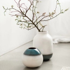 Zwei Vasen: like. Lave Home Vase Drop Bleu und weiße Vase, Steingut, moderne Deko.