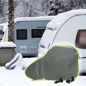 Graue Wiltec Deichselabdeckung aus Vlies für Wohnwagen im Schnee. Schützt die Deichsel vor Winterwetter.