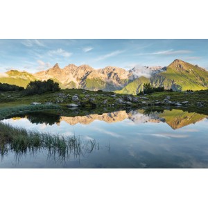 Vlies Fototapete mit Spiegelung der Allgäuer Berglandschaft im Wasser, 450x280 cm.