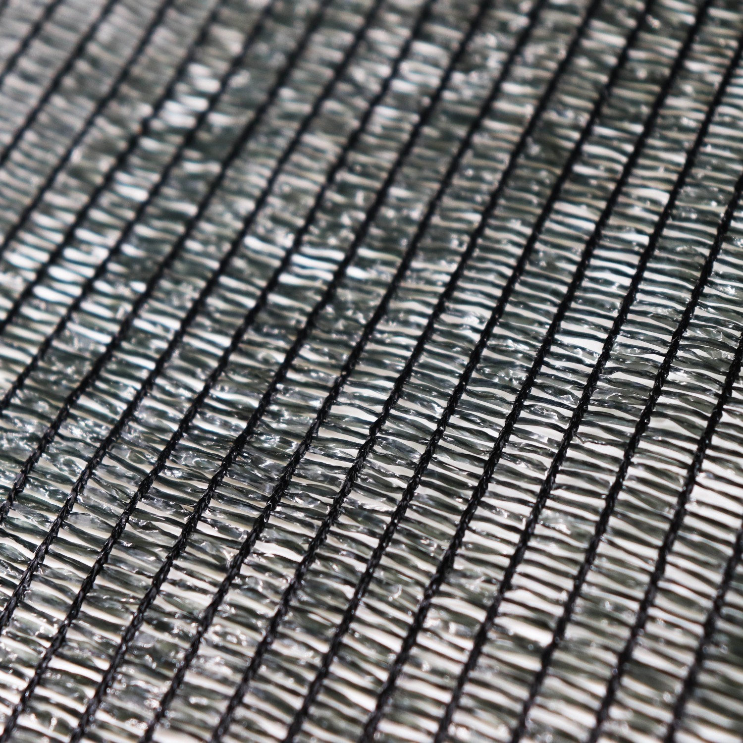 Detailaufnahme des Aquagart Maulwurfnetzes (10m²) aus engmaschigem, dunkelgrünem HDPE-Gewebe.