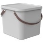 Weiße Rotho Multibox Albula 40L mit Deckel und braunen Griffen. Aufbewahrungsbox für Ordnung.