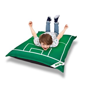 Grüner Sitting Point Sitzsack BigBag mit Fußballmuster, Kind liegt darauf und jubelt.