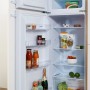 Offene Respekta Winkelküche mit Einbaukühlschrank, gefüllt mit Lebensmitteln.