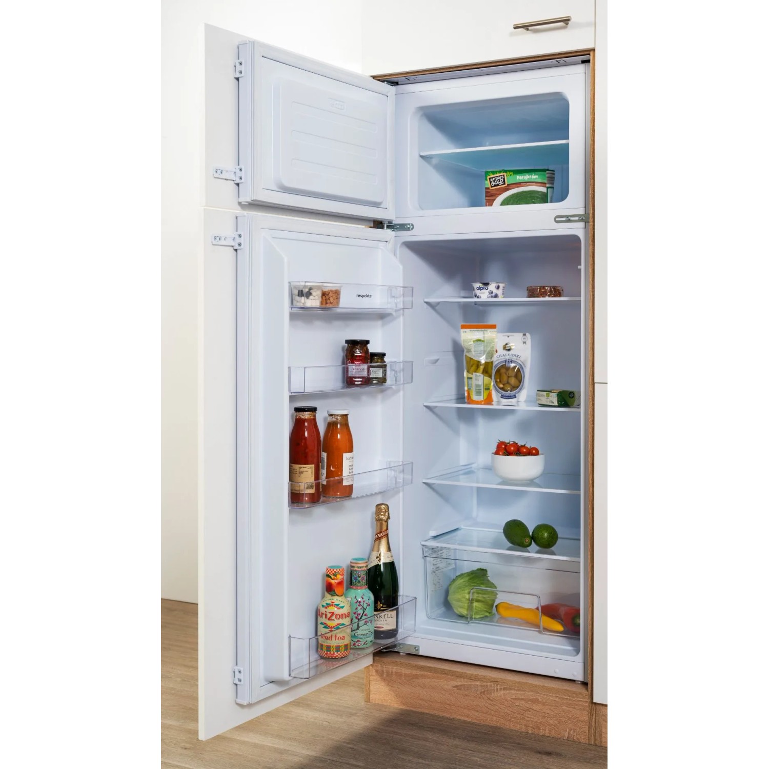 Offene Respekta Winkelküche mit Einbaukühlschrank, gefüllt mit Lebensmitteln.