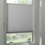 Graues Gardinia Plissee Concept Tageslicht am Fenster, flexibel verstellbar.