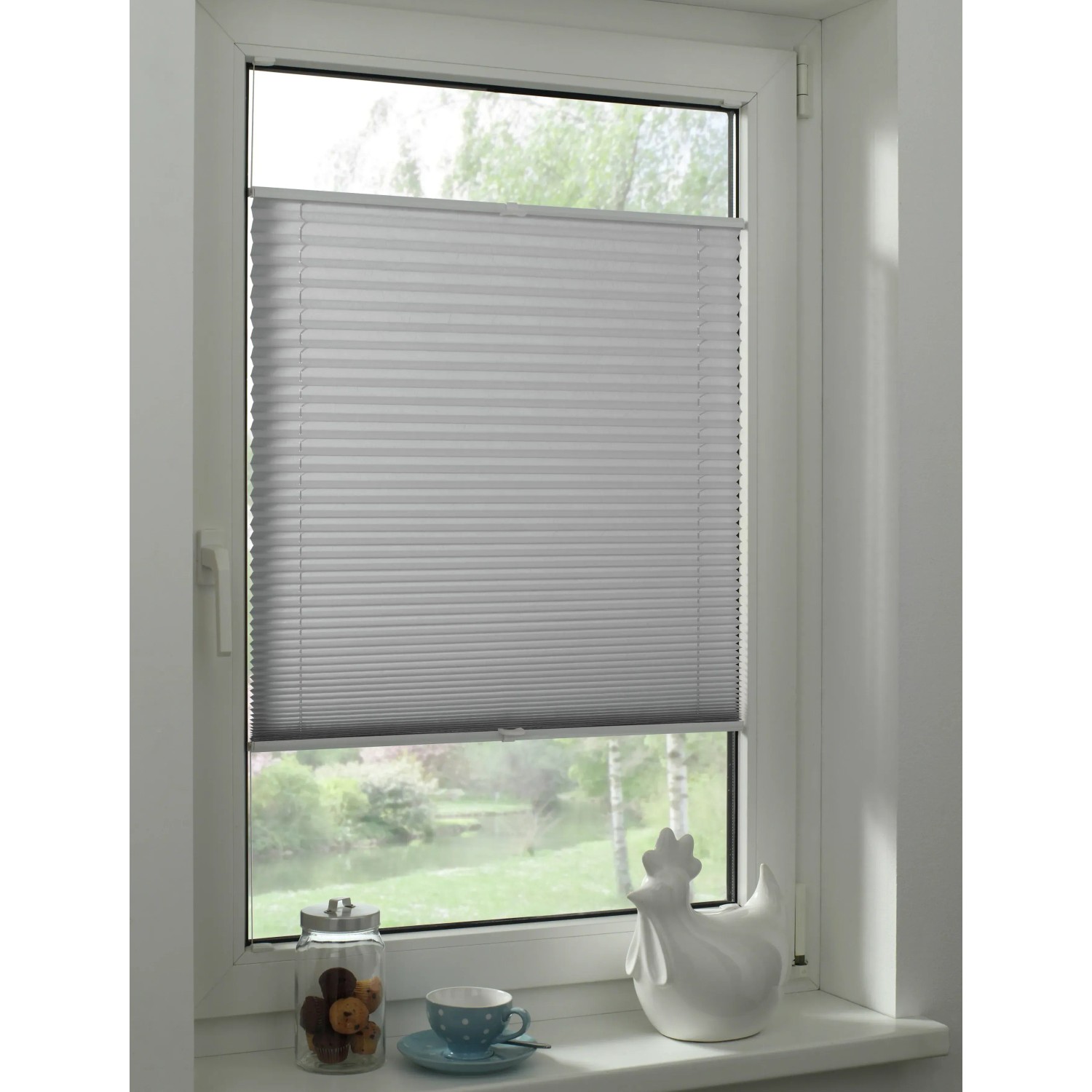 Graues Gardinia Plissee Concept Tageslicht am Fenster, flexibel verstellbar.