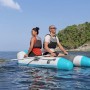 Bestway Hydro Force Sportboot Corinth Elite mit 2 Personen auf dem Wasser.