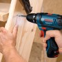 Bosch Professional GSR 12V-15 Akku-Bohrschrauber beim Schrauben in Holz.