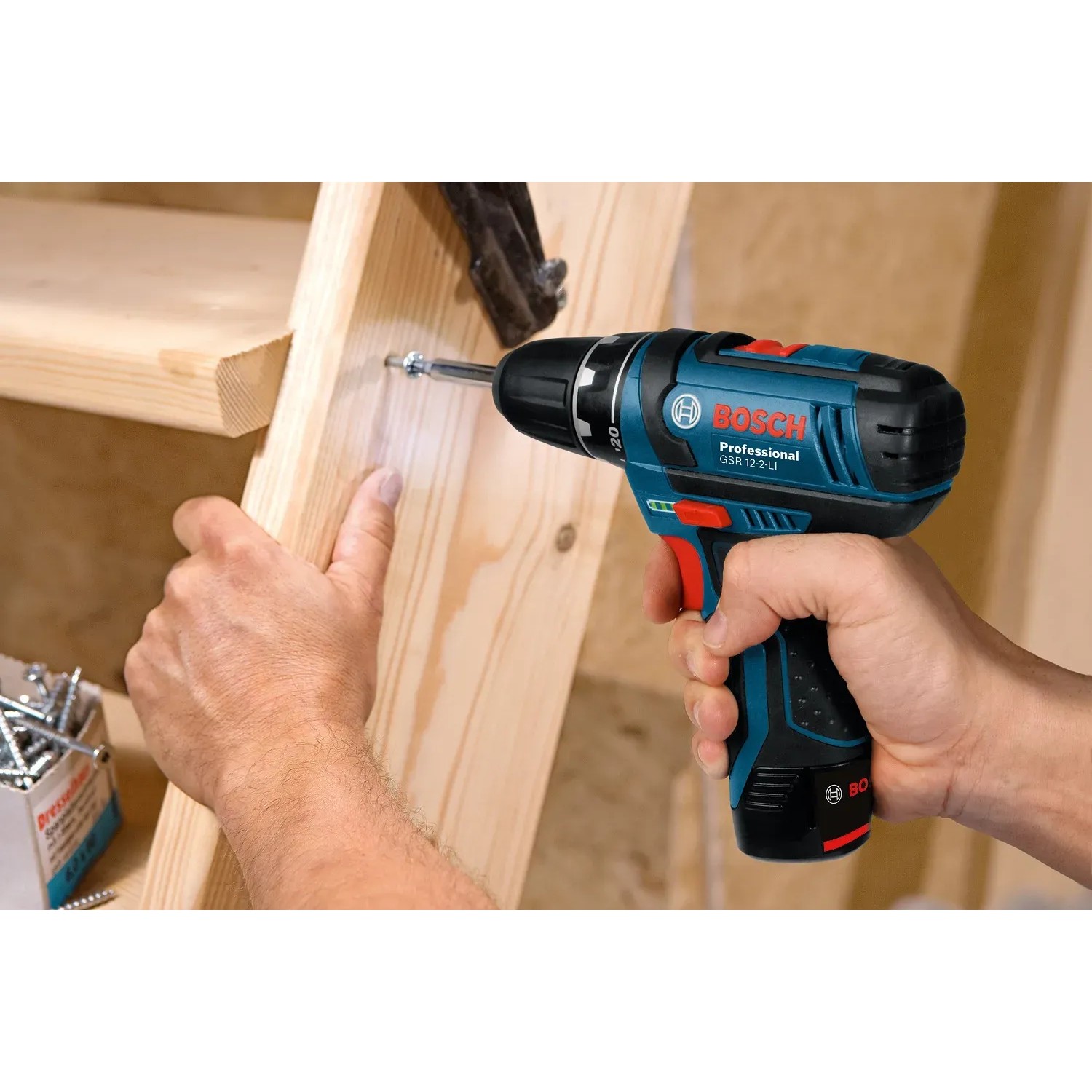 Bosch Professional GSR 12V-15 Akku-Bohrschrauber beim Schrauben in Holz.