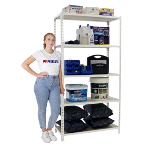 Weißes PROREGAL Schwerlastregal Big Muli mit 5 Böden, beladen mit diversen Gegenständen.