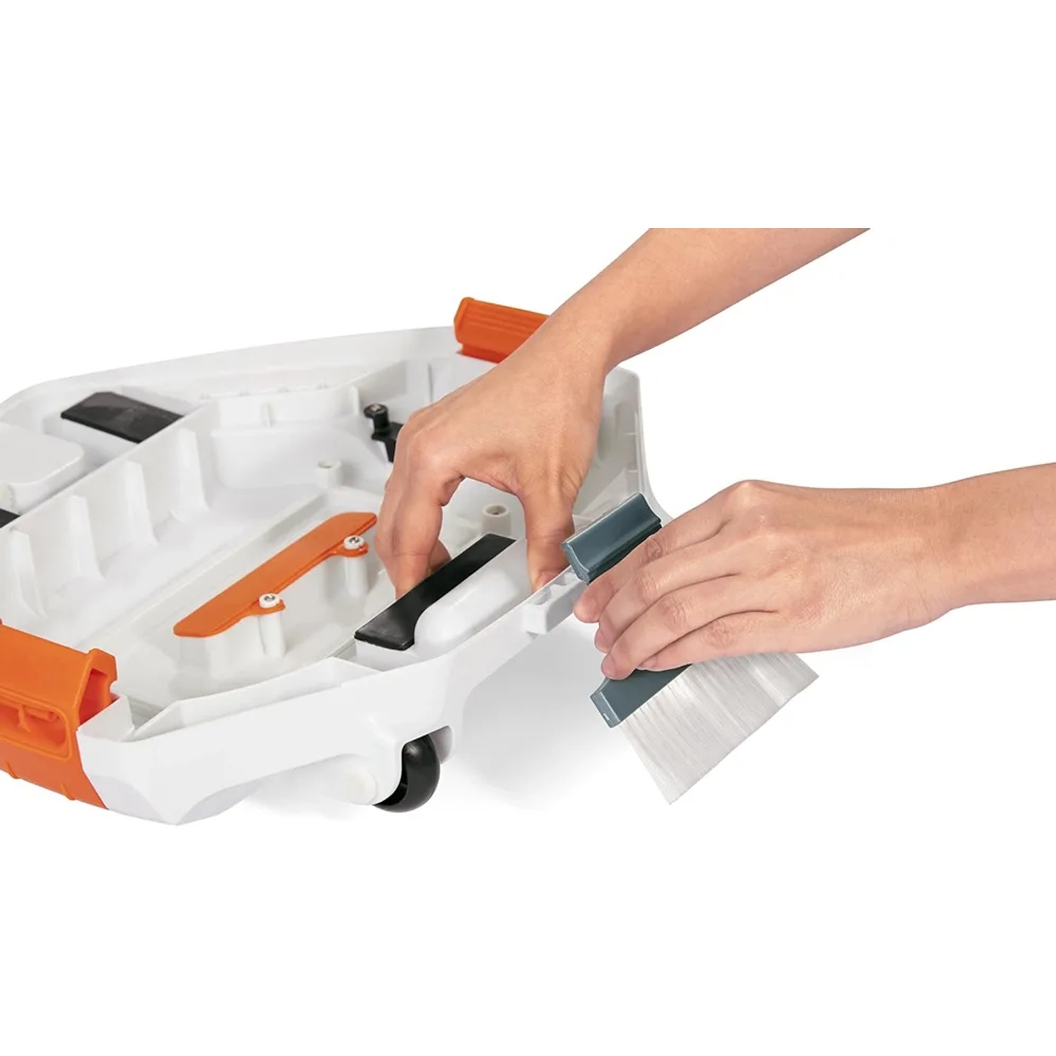 Detailaufnahme: Hände montieren Bürste am Flowclear Aquarover Poolroboter.