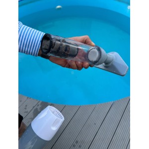 Weiß-grauer Pool-Handsauger mit Akku und Ladegerät für die Poolreinigung.