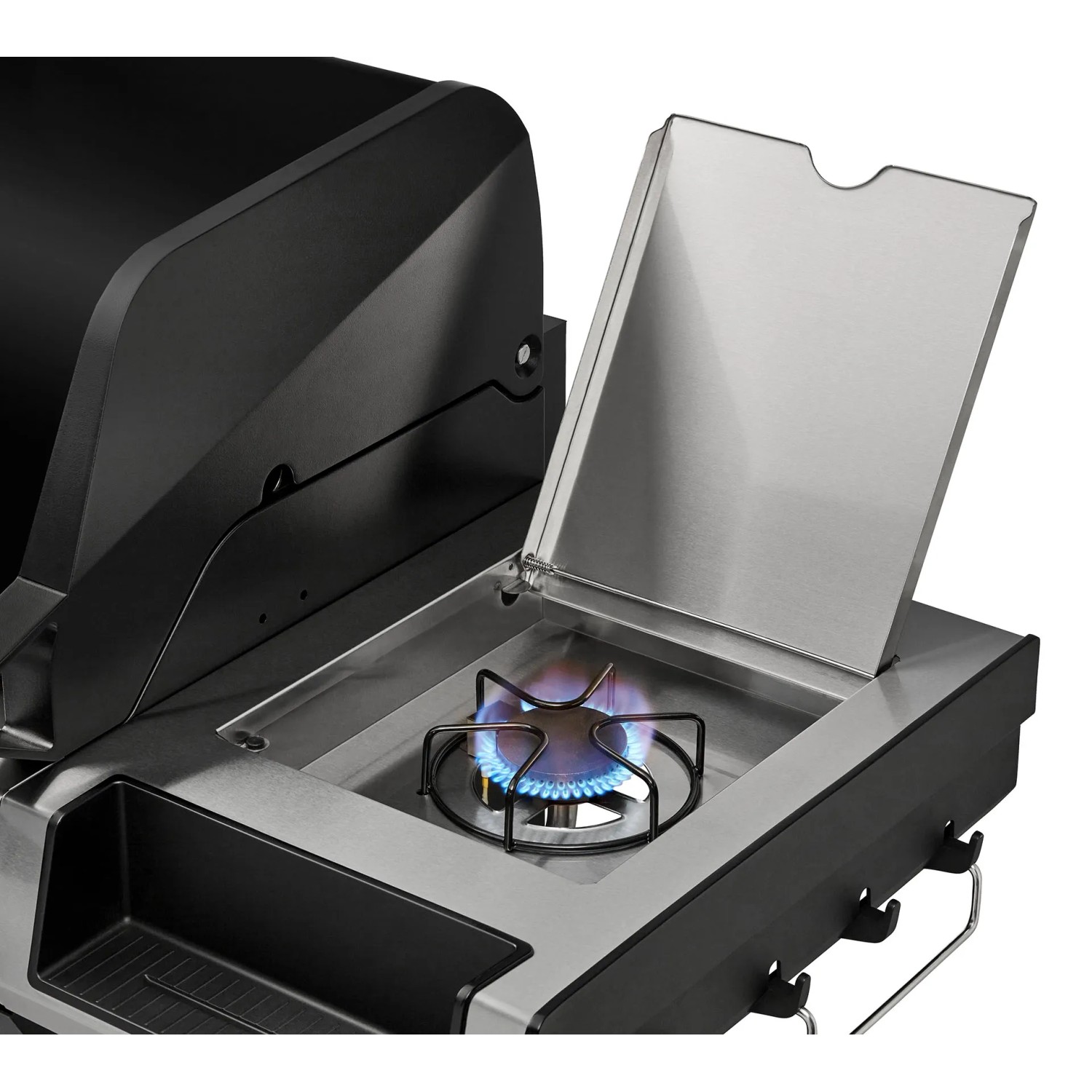 Detailaufnahme: Enders Gasgrill Uniq 3 IK Cruster mit eingeschaltetem Seitenkocher.