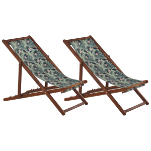Zwei bunte Beliani Gartenliegen aus Holz mit tropischem Muster.