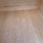 Innenansicht: Weka Holz-Gartenhaus Angolo B mit naturbelassenem Holzboden und Decke.