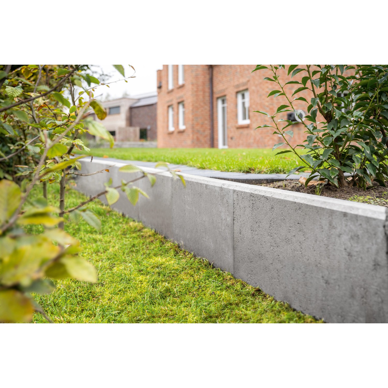 Grauer Diephaus L-Stein (50x50x30x7 cm) zur Beet- oder Böschungsbegrenzung im Garten.