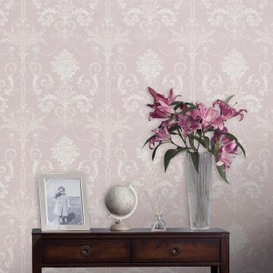 Laura Ashley Vliestapete Josette Amethyst mit Damastmuster und Blumen auf Tisch mit Deko.