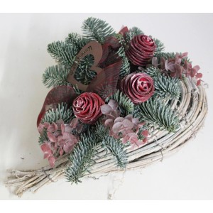 Rebenherz Grabgesteck mit rotem Metallherz und Eukalyptus, ca. 30 cm.