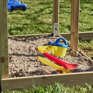 Wickey Sandkasten King Kong mit Spielzeug und hellem Sand auf Rasen.
