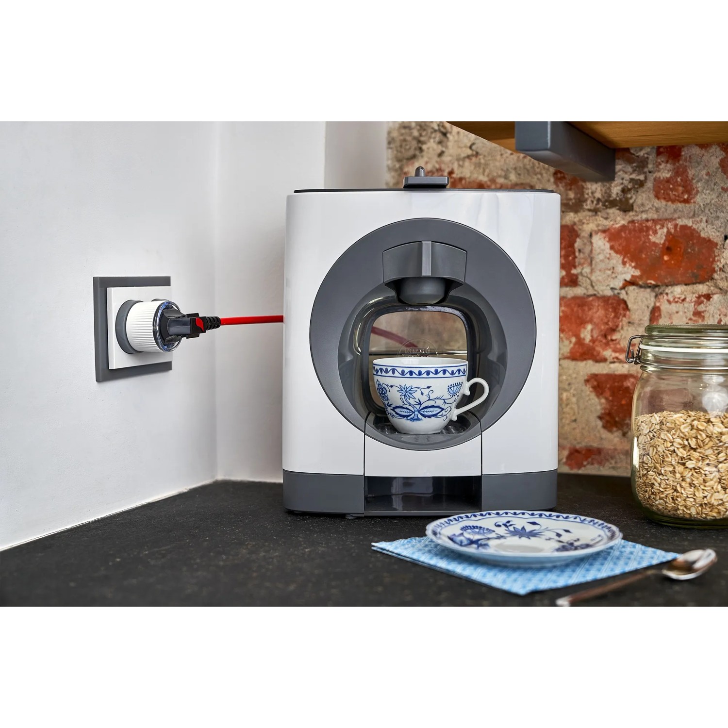 Shelly Smart-Stecker Plug S Gen3 in Weiß im Einsatz mit Kaffeemaschine in Küche.