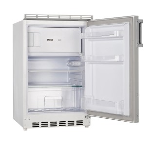 Weißer PKM Unterbau-Kühlschrank KS82.3EUB mit geöffneter Tür, Innenraum mit Glasböden und Gefrierfach sichtbar.