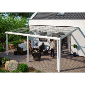 Weiße Skan Holz Terrassenüberdachung Monza mit Glasdach und sitzenden Personen.