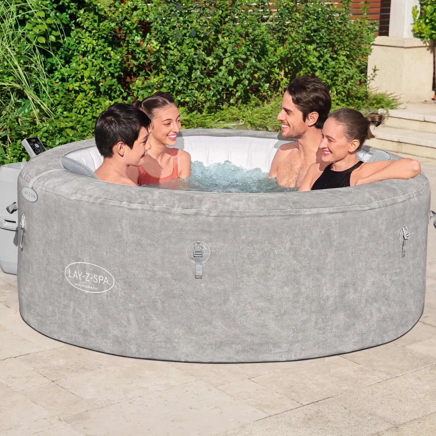Bestway Lay-Z-Spa ECO Miami Beach AirJet aufblasbarer Whirlpool mit 4 Personen im Garten.