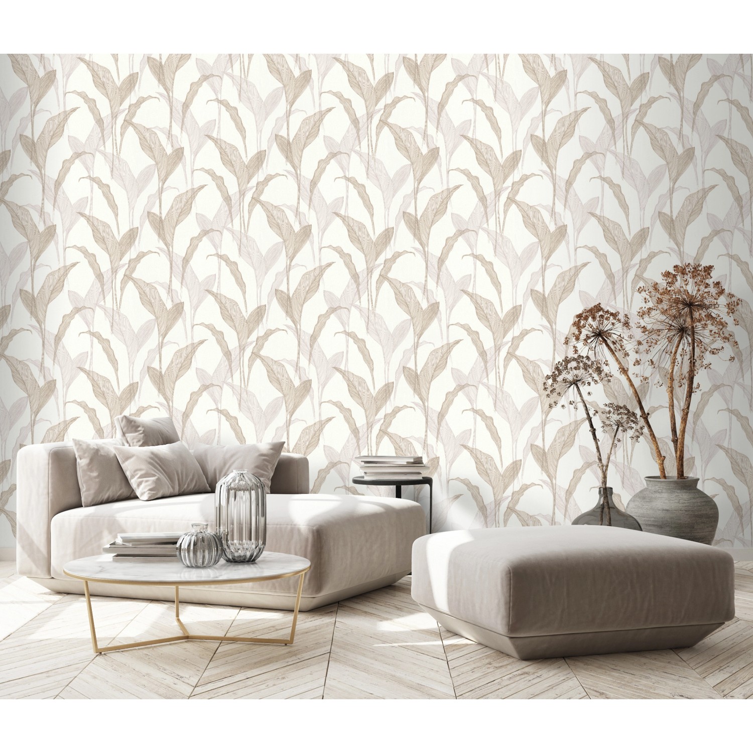 Beige Vliestapete ELLE Decoration mit Blätter-Motiv CALLA an Wohnzimmerwand.