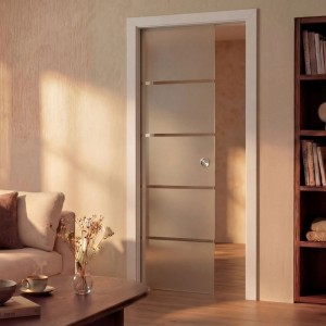 Schiebetür-Set PurePocket mit 4 Streifen, Satin-Glas und weißer Zarge.