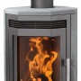 Justus Usedom 5 Kaminofen mit Specksteinverkleidung, gussgrau, 5 kW, mit Holzscheiten im Fach.