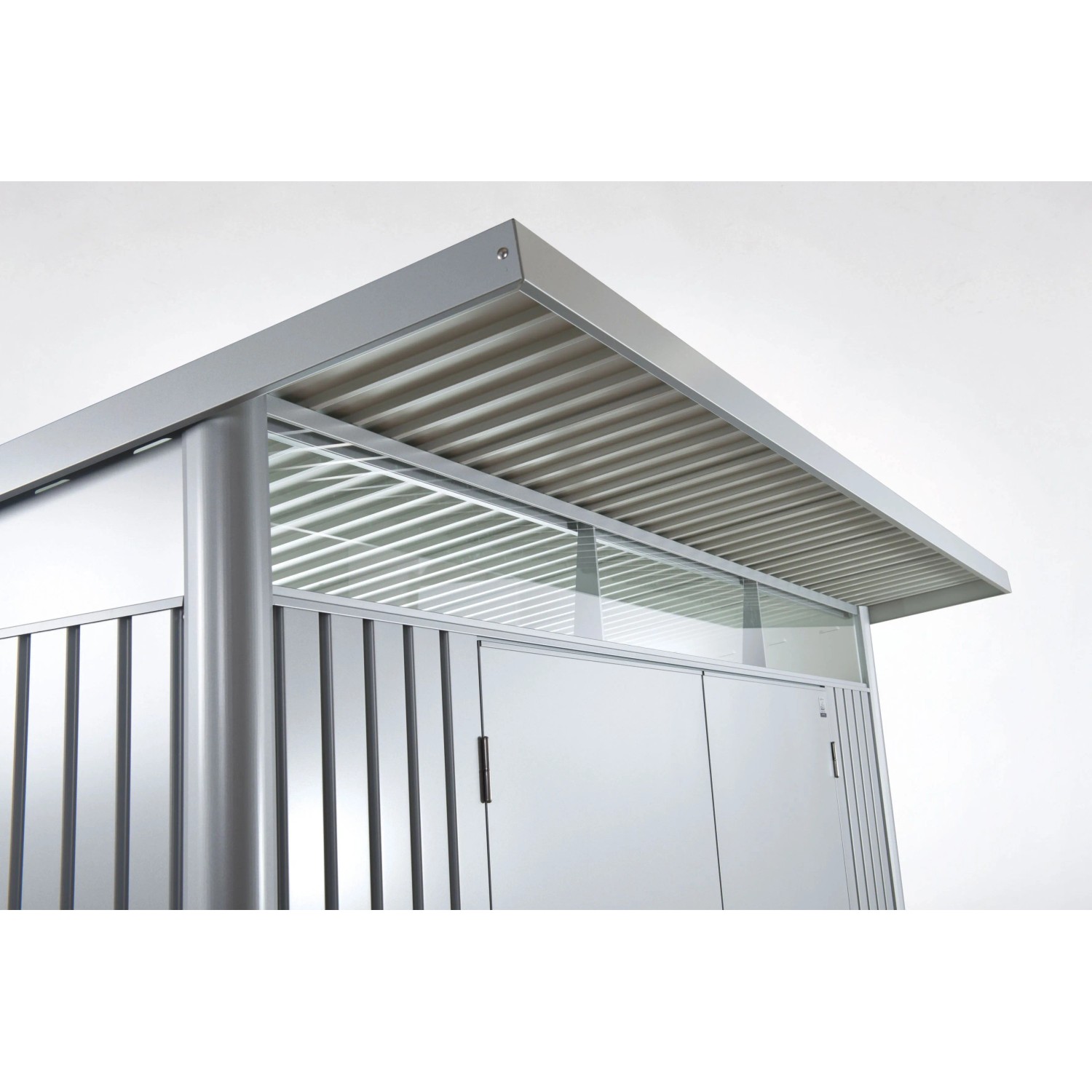 Metall-Gerätehaus AvantGarde A8 in Silber-Metallic mit Doppeltür und Oberlichtern.