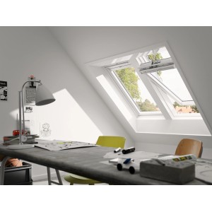 Velux Solarfenster GGU Integra, weiß lackiert, mit geöffnetem Fensterflügel im Dachgeschoss.