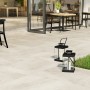 Cersanit Grava Terrassenplatten in Lichtgrau, Feinsteinzeug, im Außenbereich verlegt.