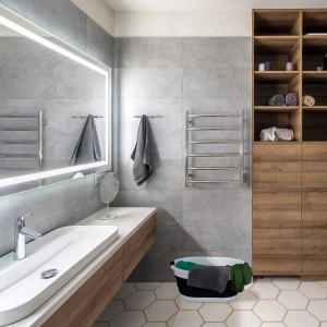 Schwarzer, faltbarer Relaxdays Wäschekorb aus Kunststoff im Badezimmer.