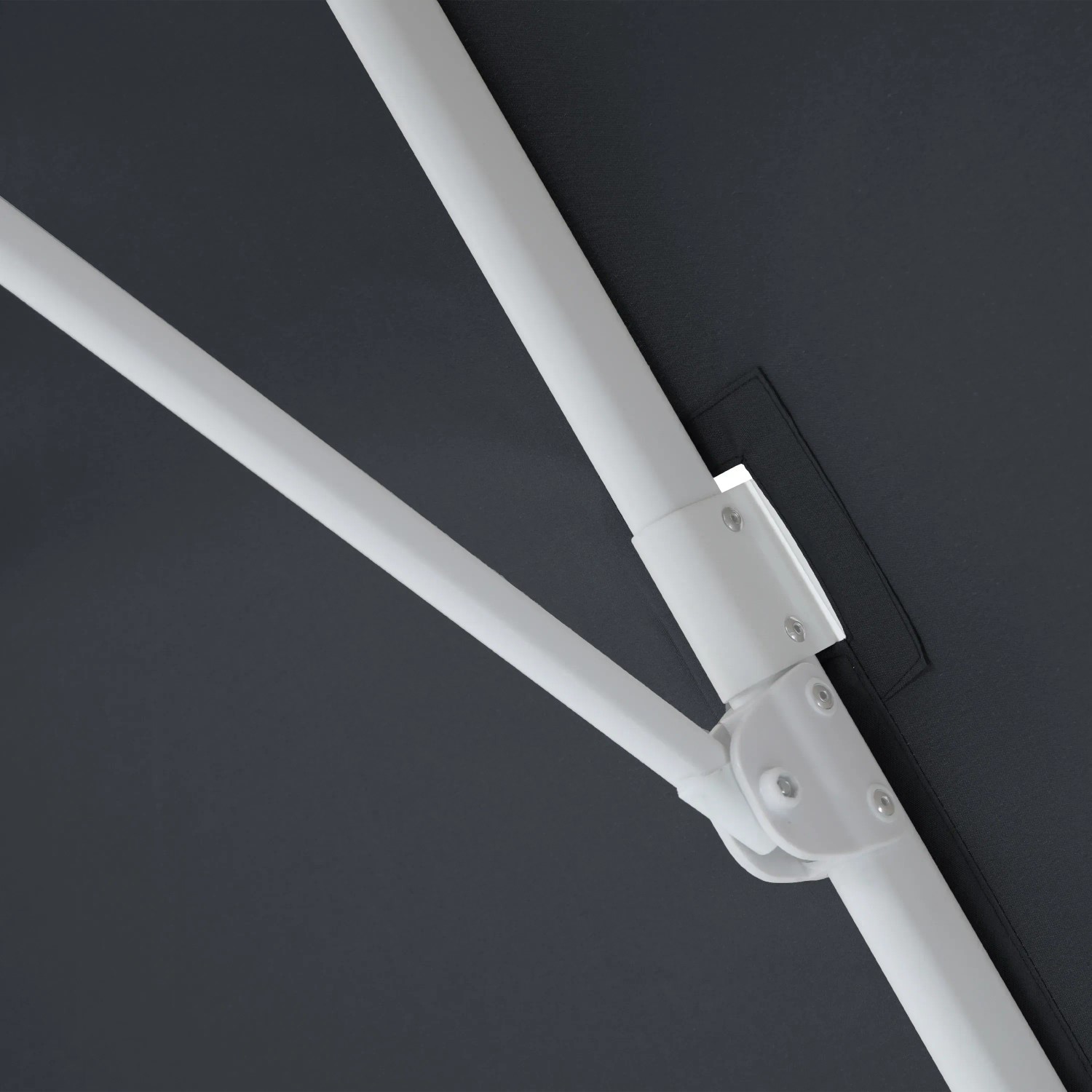 Detailaufnahme: Grauer AXI Ampelschirm (300x200 cm) mit weißem Gestell und Handöffner.