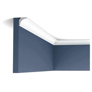 ORAC DECOR CX133 AXXENT Zierprofil als Deckenleiste in Weiß an einer blauen Wand.