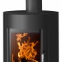 Schwarzer Justus Austin 5 Kaminofen aus Stahl mit Feuer im Brennraum.