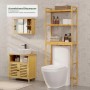 Bambus Badregal mit 3 Ablagen über einer Toilette. Naturfarbenes Toilettenregal für Stauraum im Badezimmer.