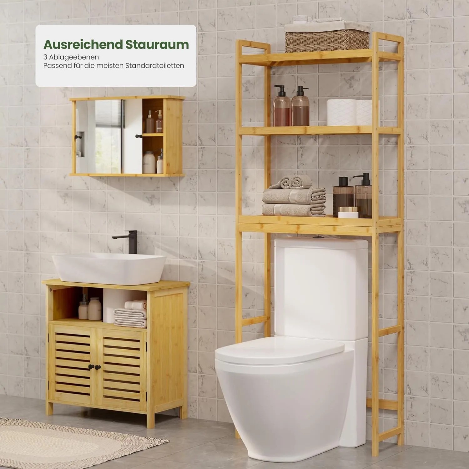 Bambus Badregal mit 3 Ablagen über einer Toilette. Naturfarbenes Toilettenregal für Stauraum im Badezimmer.