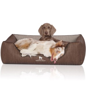 Knuffelwuff Hundebett Outlander, orthopädisches Kunstleder, braun/grau, mit zwei Hunden.
