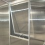 Vitavia Seitenfenster V HKP 6 mm aus Aluminium, geöffnet zur Belüftung im Gewächshaus.